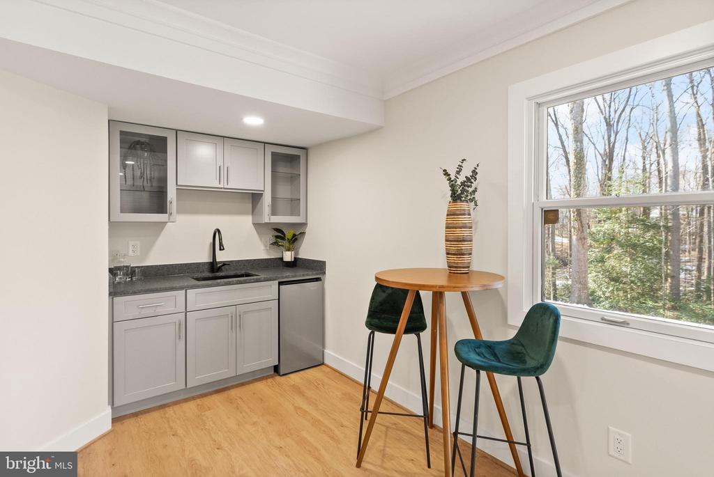 1720 FOX RUN COURT