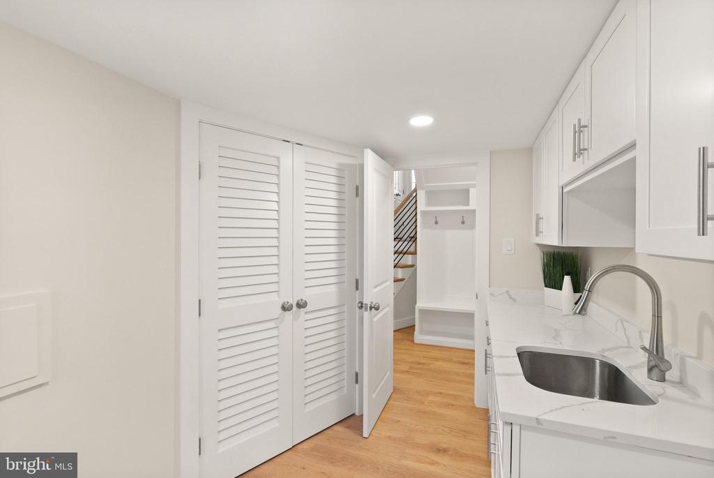 1720 FOX RUN COURT