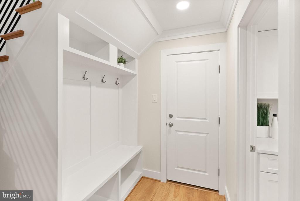 1720 FOX RUN COURT