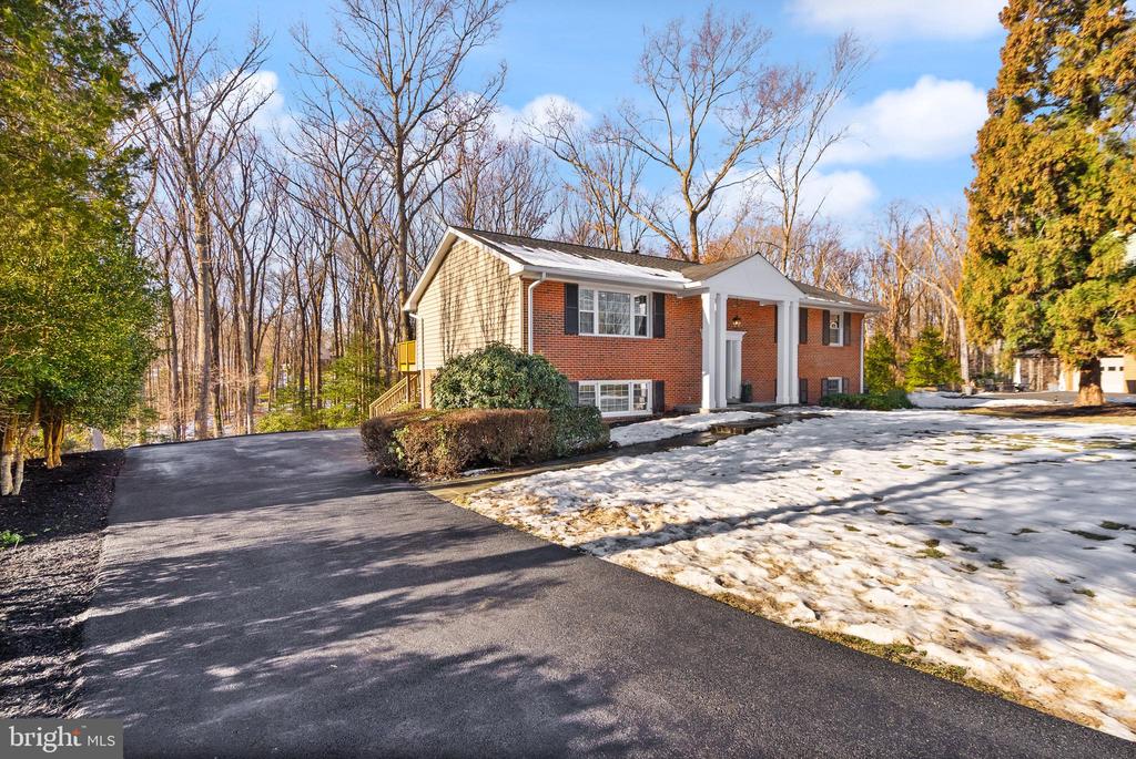 1720 FOX RUN COURT