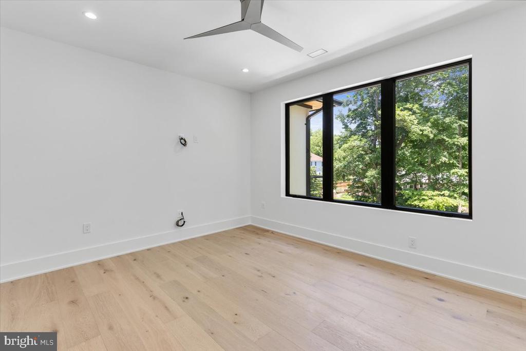 1002 AVERY COURT SW