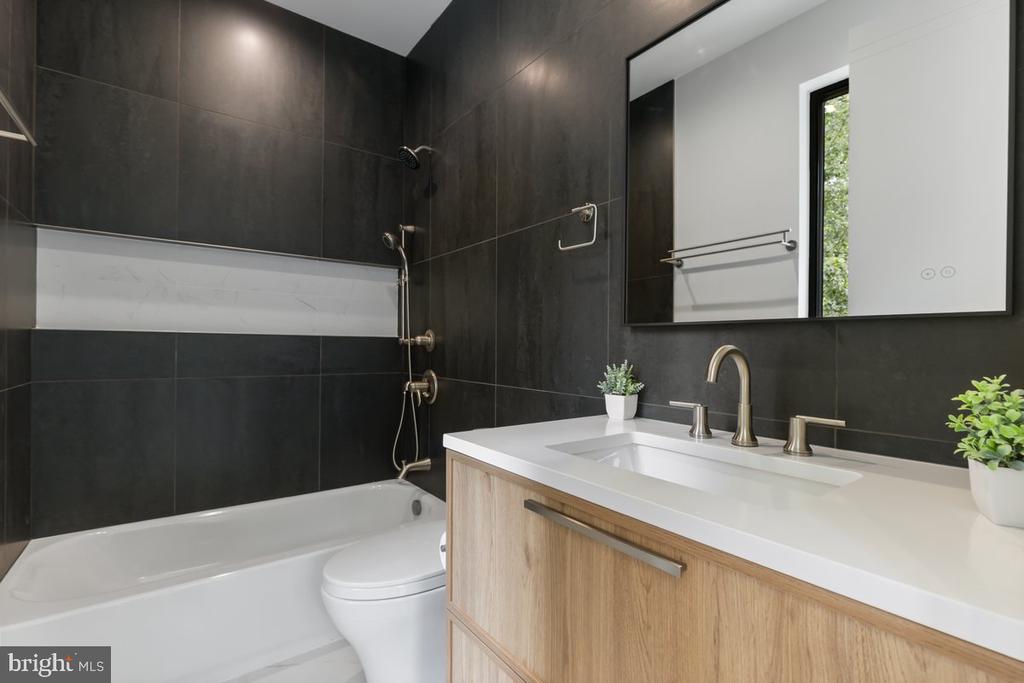 1002 AVERY COURT SW