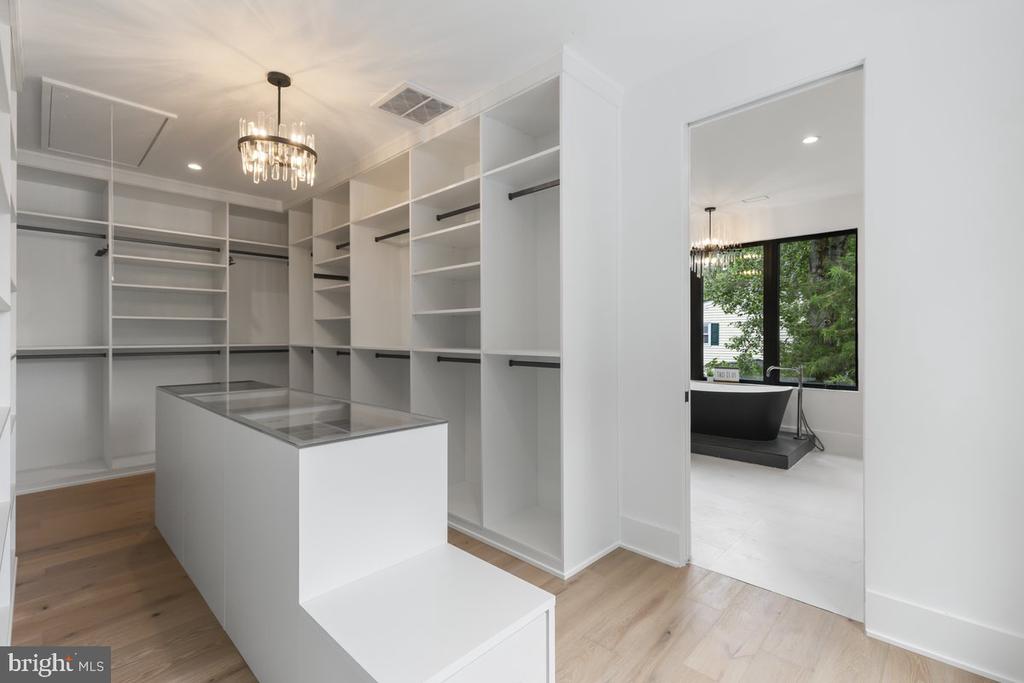 1002 AVERY COURT SW
