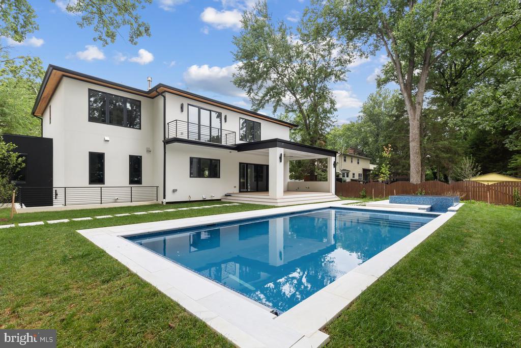1002 AVERY COURT SW