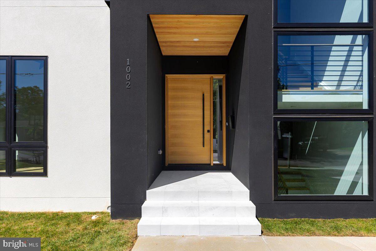 1002 AVERY COURT SW