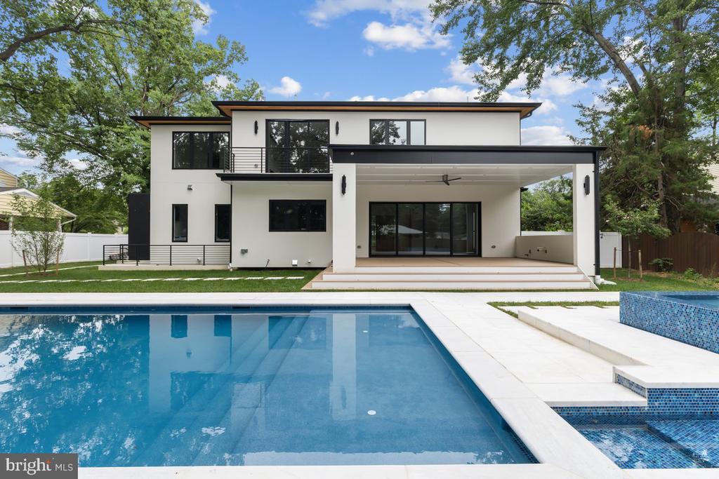 1002 AVERY COURT SW