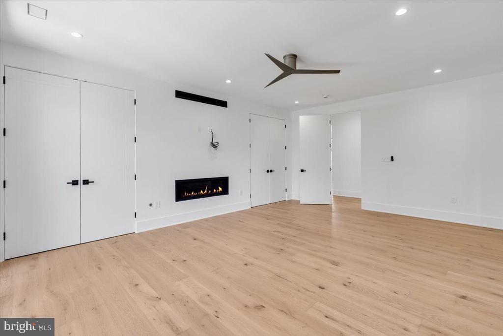 1002 AVERY COURT SW