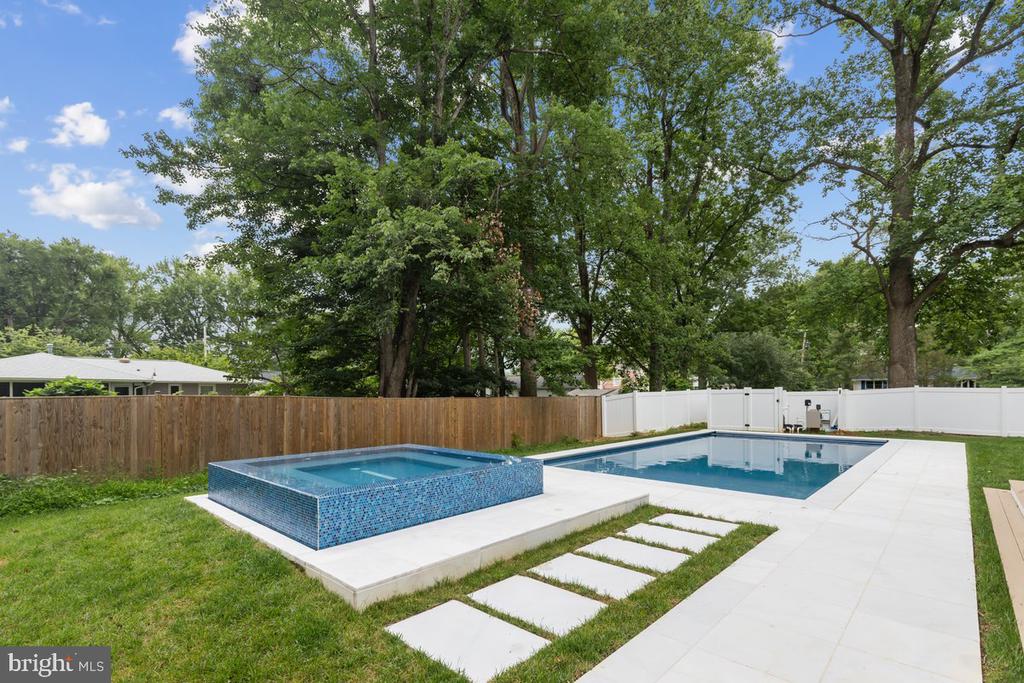 1002 AVERY COURT SW