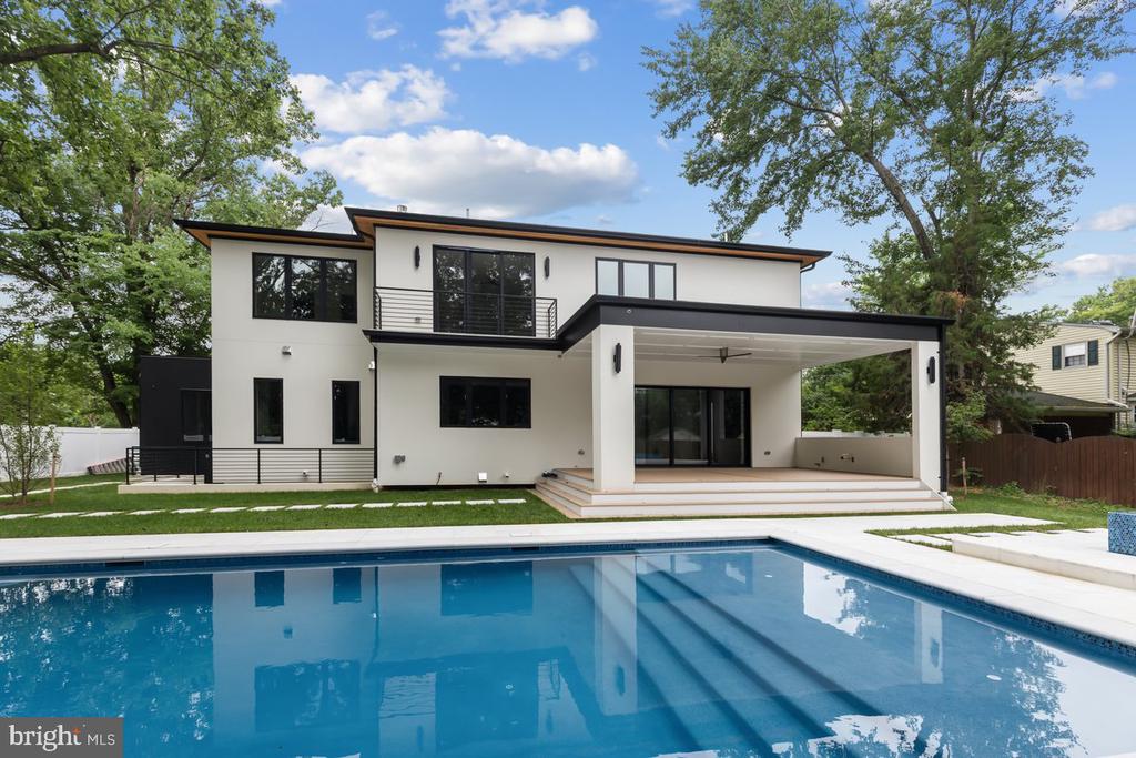 1002 AVERY COURT SW