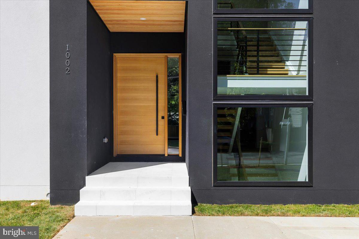 1002 AVERY COURT SW