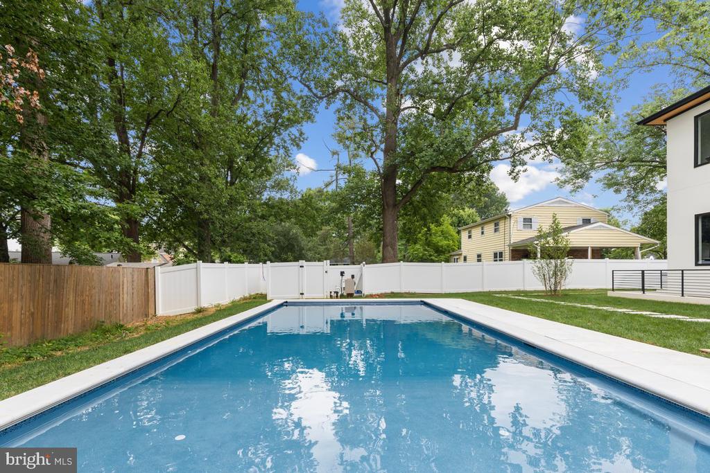 1002 AVERY COURT SW
