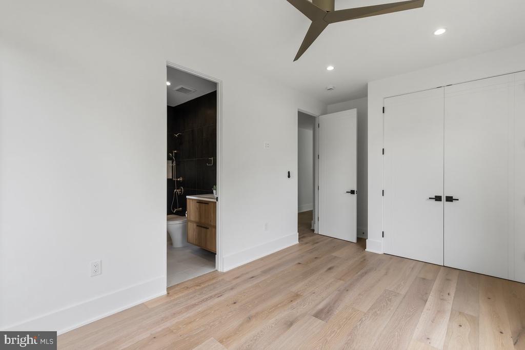 1002 AVERY COURT SW