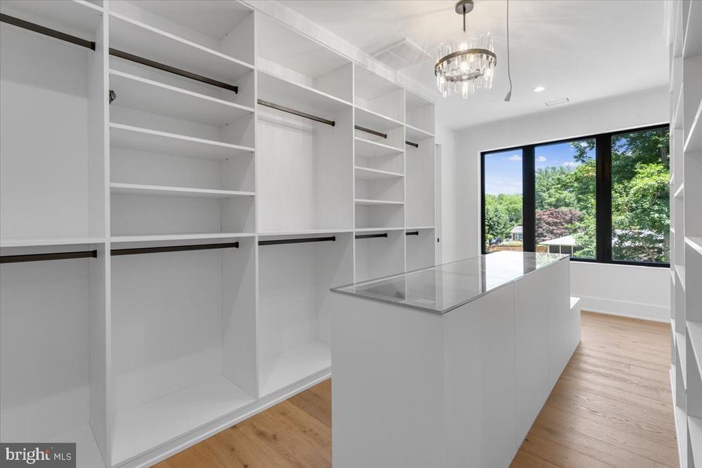 1002 AVERY COURT SW