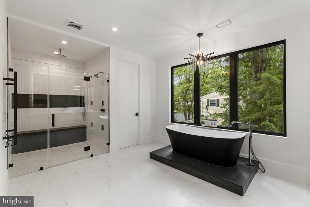 1002 AVERY COURT SW