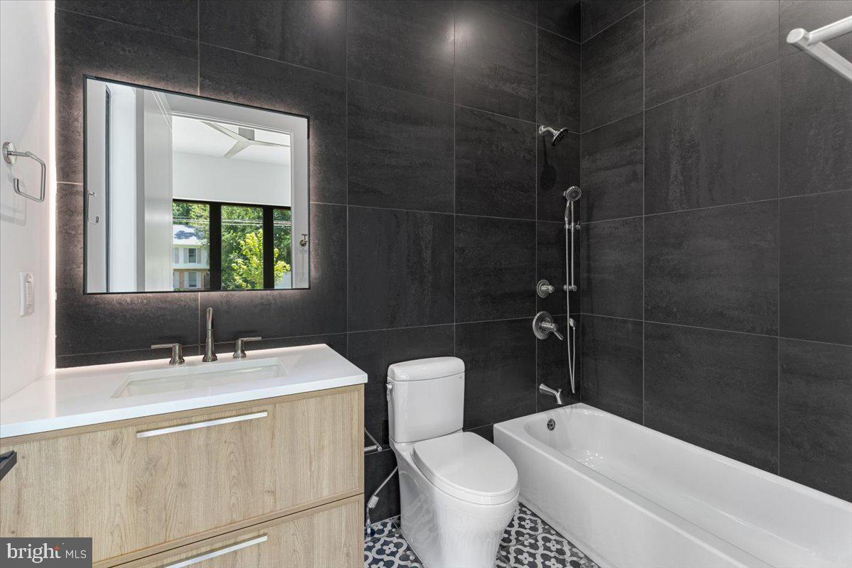 1002 AVERY COURT SW