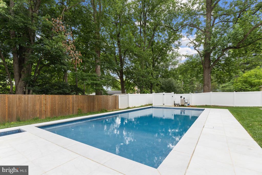 1002 AVERY COURT SW