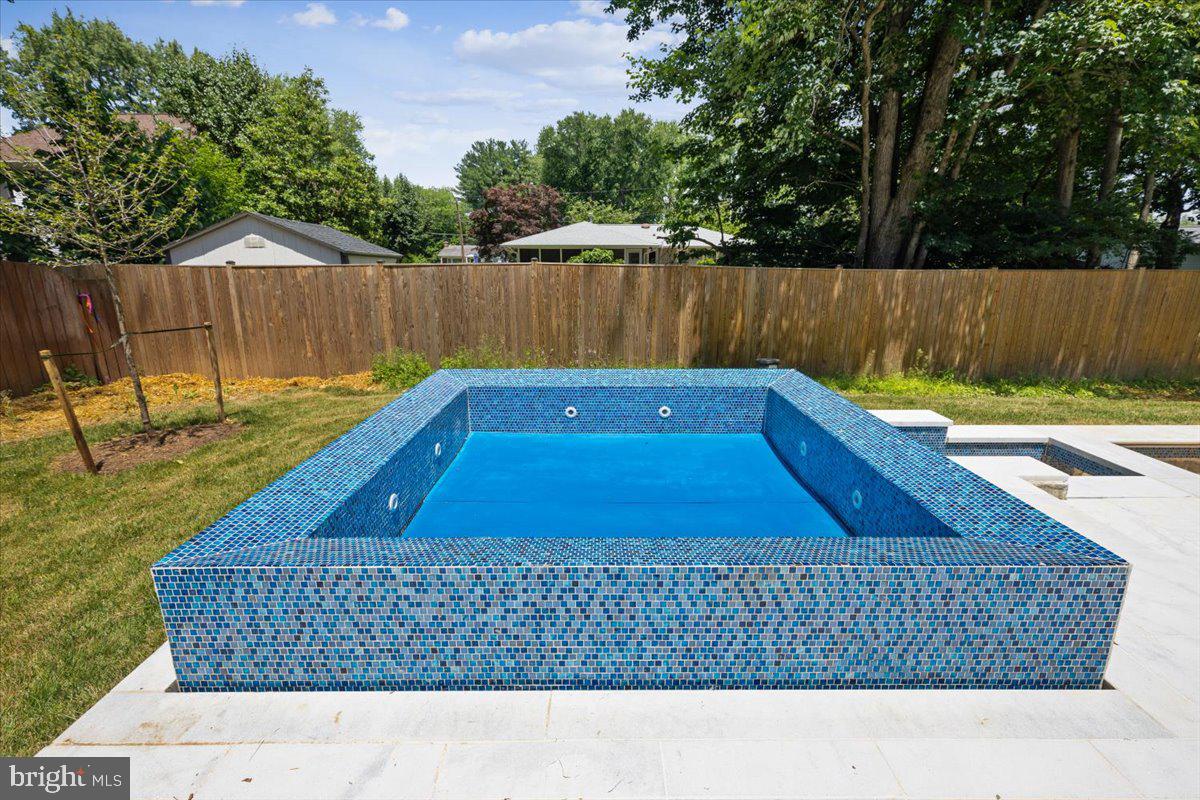 1002 AVERY COURT SW