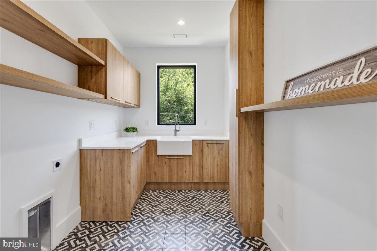 1002 AVERY COURT SW
