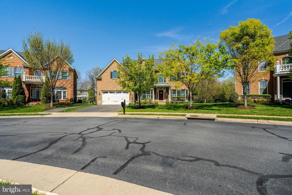 3961 WOODBERRY MEADOW DRIVE