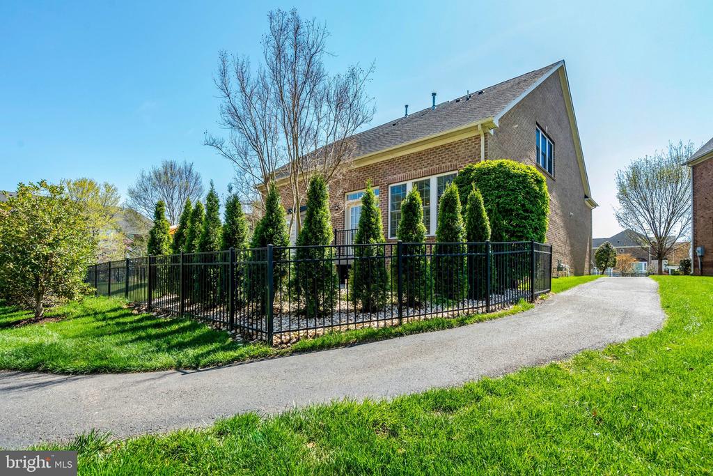 3961 WOODBERRY MEADOW DRIVE