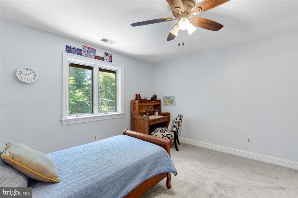 3285 WILLOW GLEN DRIVE