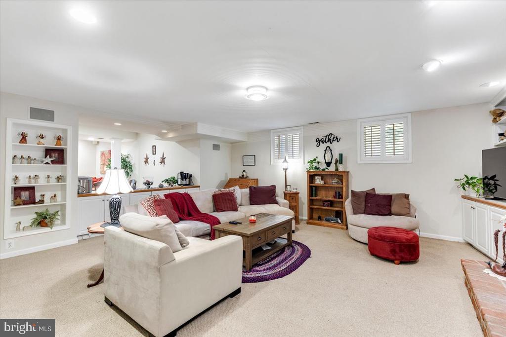 3285 WILLOW GLEN DRIVE