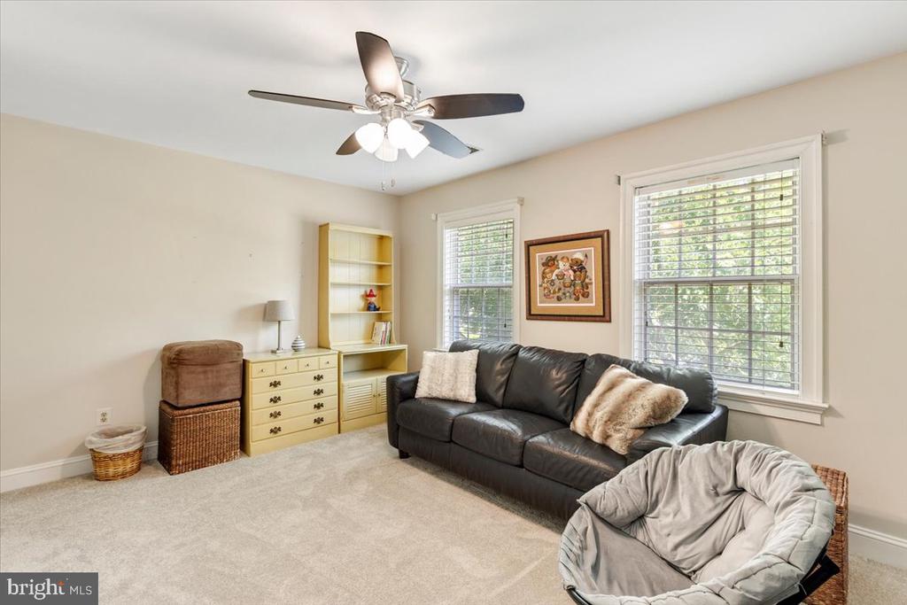 3285 WILLOW GLEN DRIVE