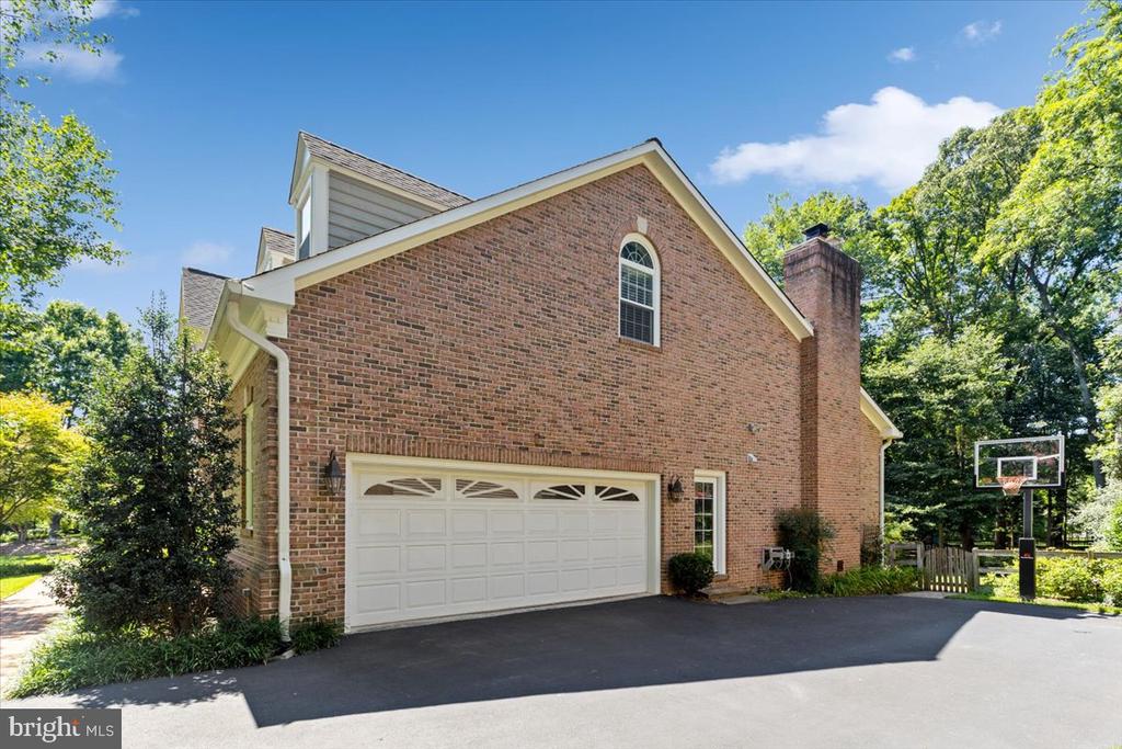 3285 WILLOW GLEN DRIVE