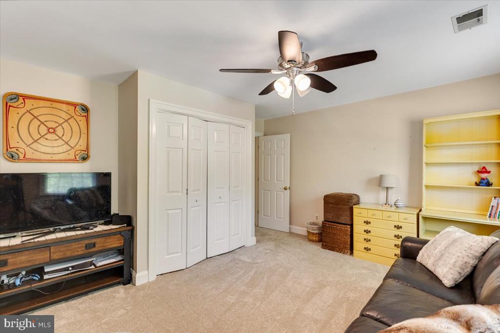 3285 WILLOW GLEN DRIVE
