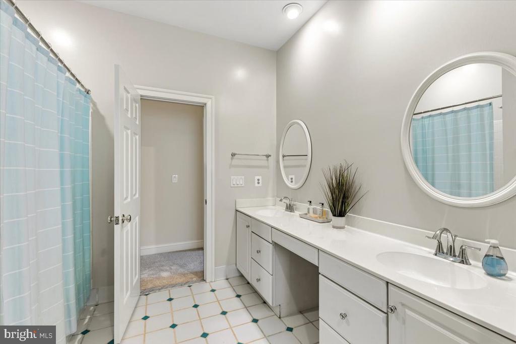 3285 WILLOW GLEN DRIVE