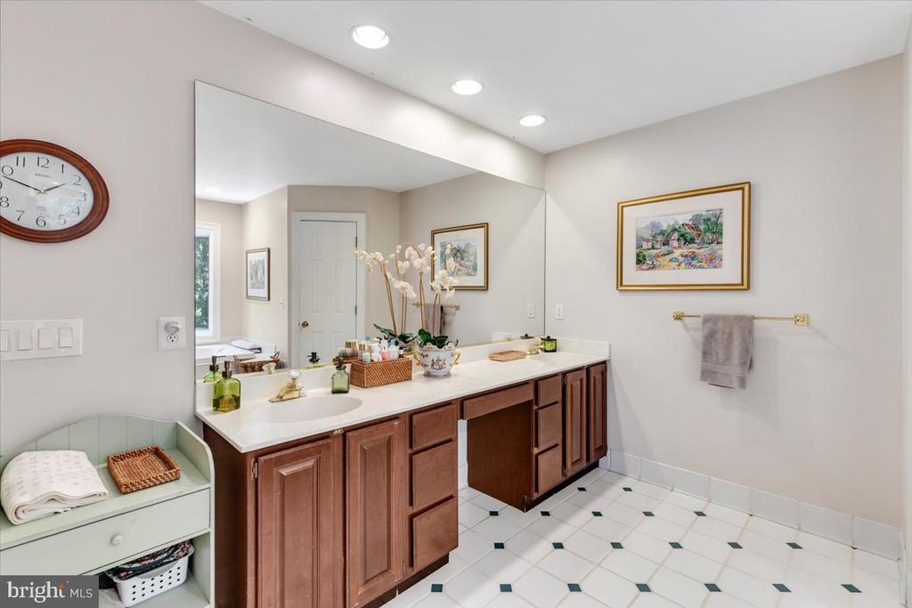 3285 WILLOW GLEN DRIVE