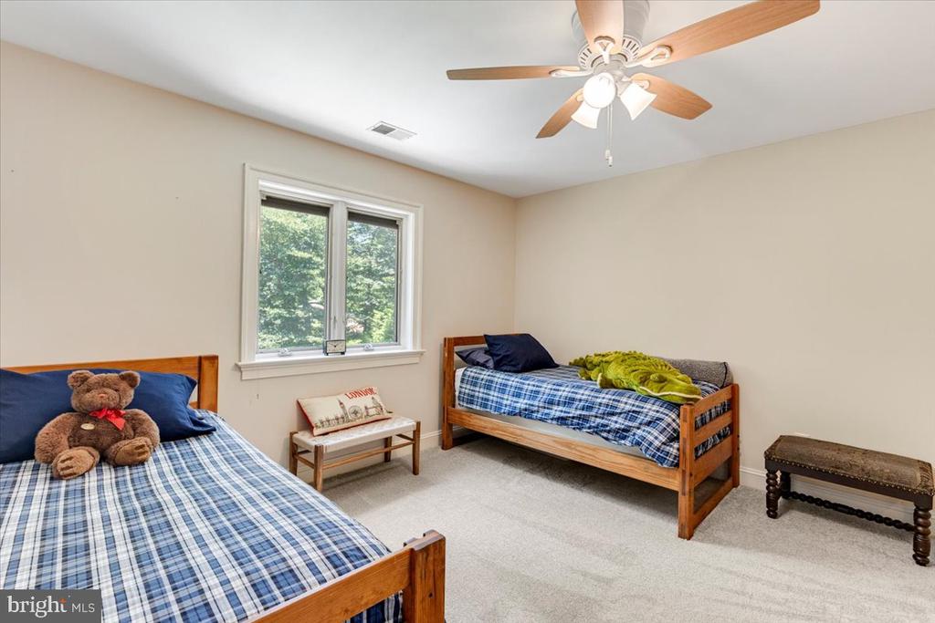 3285 WILLOW GLEN DRIVE