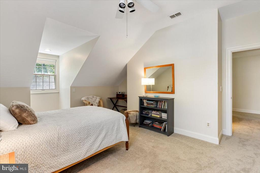 3285 WILLOW GLEN DRIVE