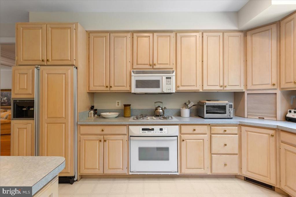 3285 WILLOW GLEN DRIVE
