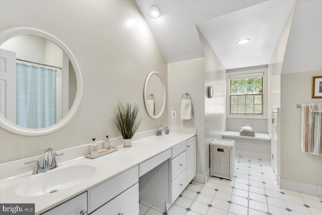 3285 WILLOW GLEN DRIVE
