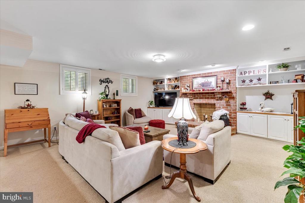3285 WILLOW GLEN DRIVE