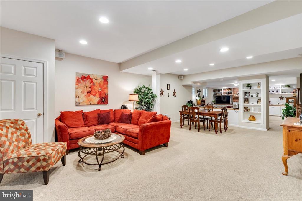 3285 WILLOW GLEN DRIVE