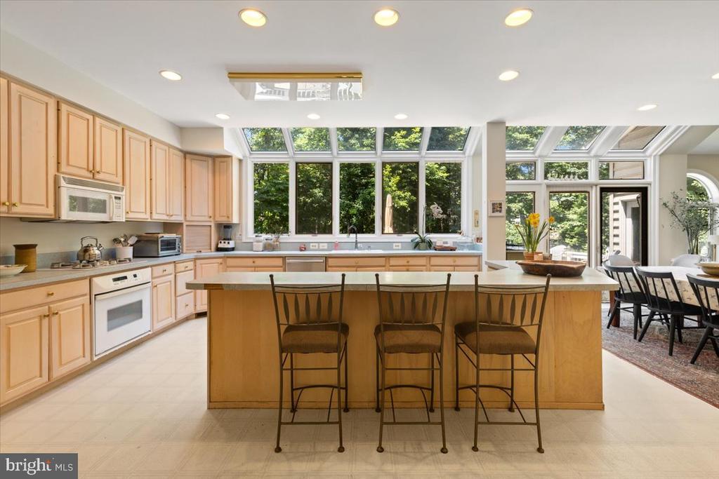 3285 WILLOW GLEN DRIVE