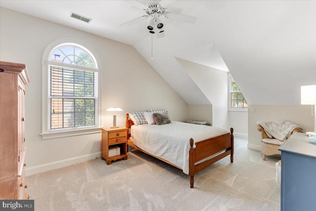 3285 WILLOW GLEN DRIVE