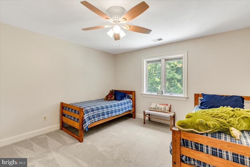 3285 WILLOW GLEN DRIVE