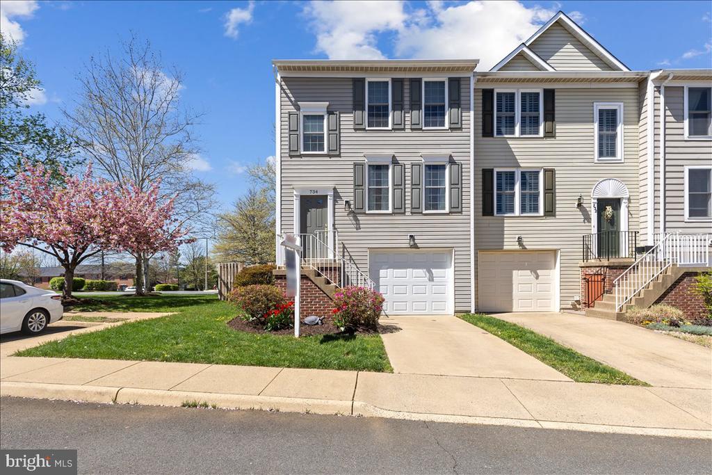734 HETZEL TERRACE SE