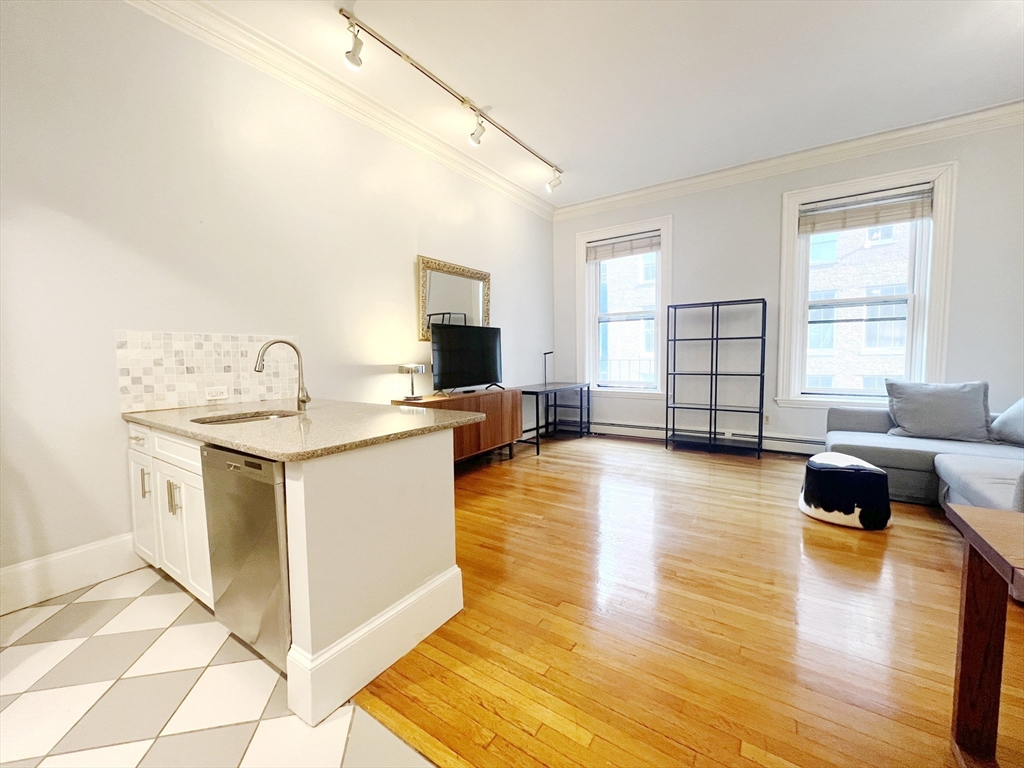 86 Commonwealth Avenue # 2R