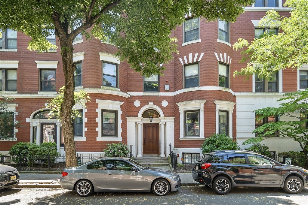108 Gainsborough St Unit: 305 W