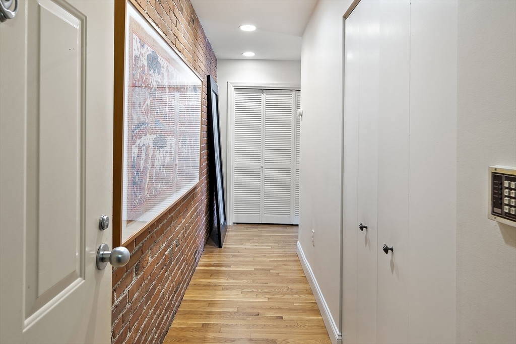 108 Gainsborough St Unit: 305 W