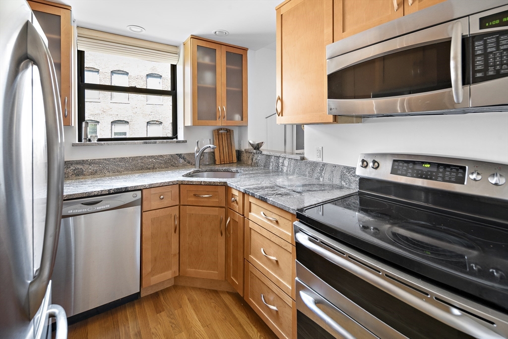 108 Gainsborough St Unit: 305 W