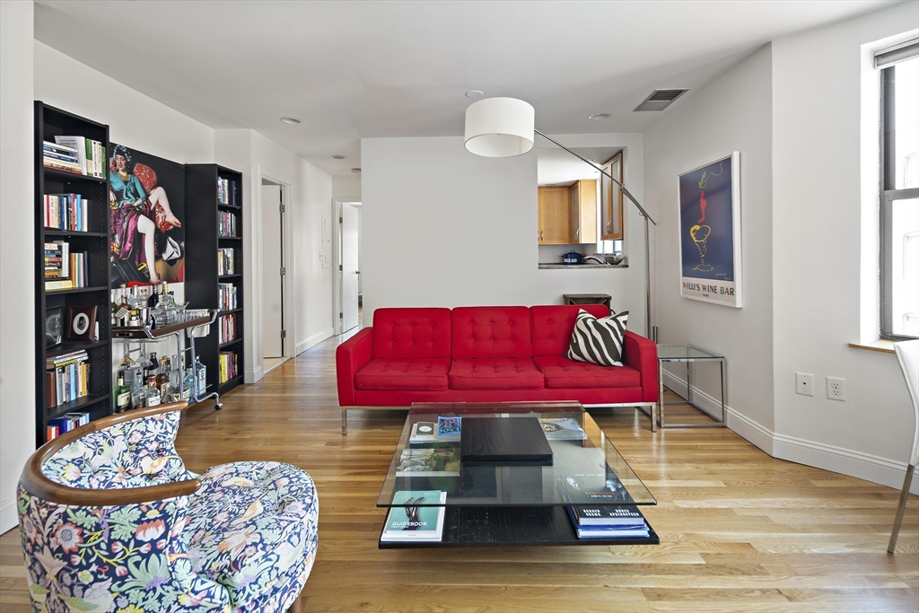 108 Gainsborough St Unit: 305 W