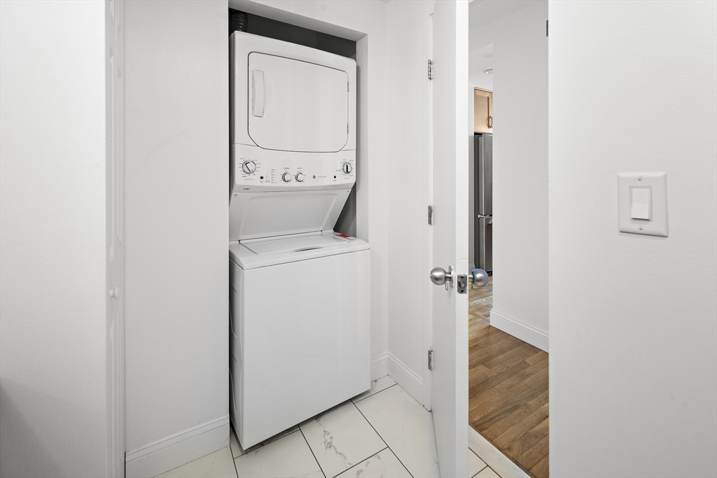 108 Gainsborough St Unit: 305 W