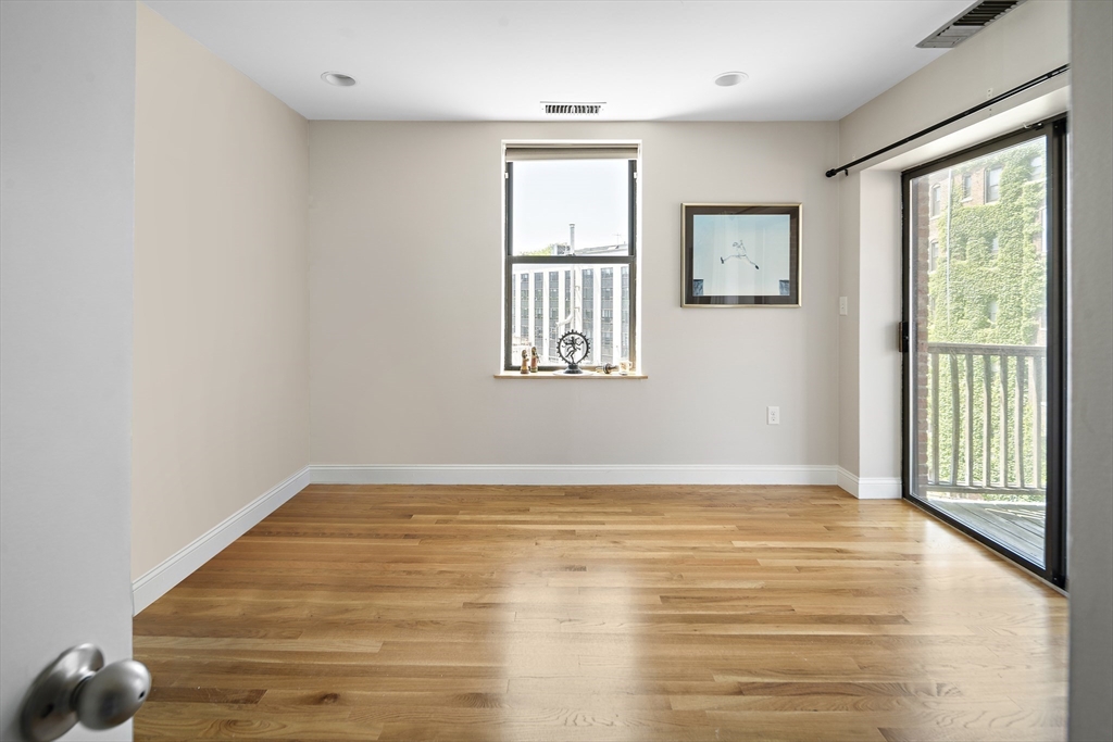 108 Gainsborough St Unit: 305 W