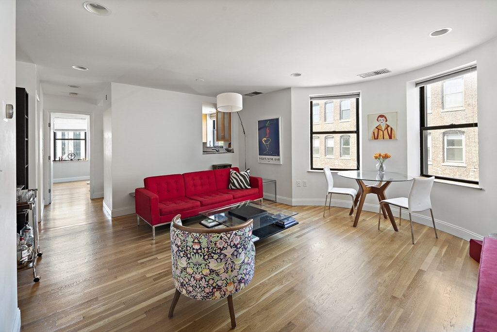 108 Gainsborough St Unit: 305 W