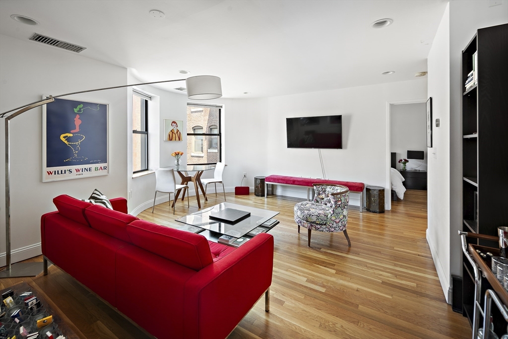 108 Gainsborough St Unit: 305 W